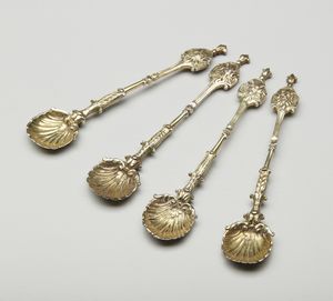 ARGENTIERE INGLESE DEL XIX SECOLO : Portauova in argento cesellato composto da 6 coppette e 4 cucchiaini, su vassoio circolare a decorazioni fitomorfe  - Asta Asta 395 | ARTE ANTICA E DEL XIX SECOLO Online - Associazione Nazionale - Case d'Asta italiane