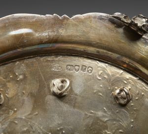 ARGENTIERE INGLESE DEL XIX SECOLO : Portauova in argento cesellato composto da 6 coppette e 4 cucchiaini, su vassoio circolare a decorazioni fitomorfe  - Asta Asta 395 | ARTE ANTICA E DEL XIX SECOLO Online - Associazione Nazionale - Case d'Asta italiane