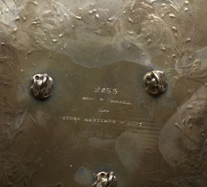 ARGENTIERE INGLESE DEL XIX SECOLO : Portauova in argento cesellato composto da 6 coppette e 4 cucchiaini, su vassoio circolare a decorazioni fitomorfe  - Asta Asta 395 | ARTE ANTICA E DEL XIX SECOLO Online - Associazione Nazionale - Case d'Asta italiane