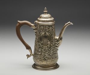 ARGENTIERE INGLESE DEL XVIII SECOLO - Caffettiera in argento cesellata a motivi floreali e fitomorfi in rilievo, manico in legno