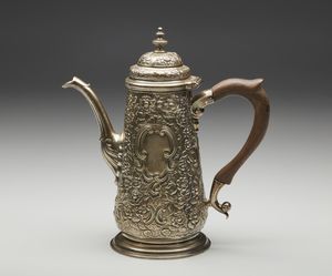 ARGENTIERE INGLESE DEL XVIII SECOLO : Caffettiera in argento cesellata a motivi floreali e fitomorfi in rilievo, manico in legno  - Asta Asta 395 | ARTE ANTICA E DEL XIX SECOLO Online - Associazione Nazionale - Case d'Asta italiane