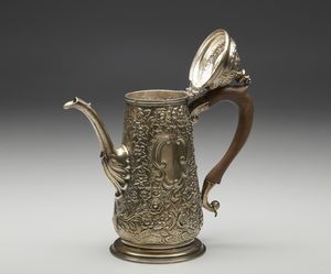 ARGENTIERE INGLESE DEL XVIII SECOLO : Caffettiera in argento cesellata a motivi floreali e fitomorfi in rilievo, manico in legno  - Asta Asta 395 | ARTE ANTICA E DEL XIX SECOLO Online - Associazione Nazionale - Case d'Asta italiane