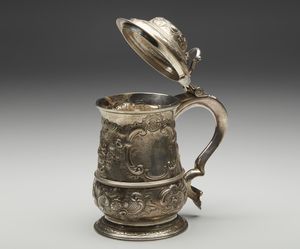 ARGENTIERE INGLESE DEL XIX SECOLO : Tankard in argento cesellato con motivi fitomorfi  in rilievo e dedica incisa sul corpo datata 1857  - Asta Asta 395 | ARTE ANTICA E DEL XIX SECOLO Online - Associazione Nazionale - Case d'Asta italiane