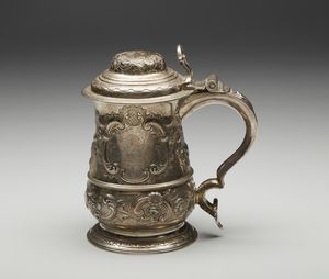 ARGENTIERE INGLESE DEL XIX SECOLO : Tankard in argento cesellato con motivi fitomorfi  in rilievo e dedica incisa sul corpo datata 1857  - Asta Asta 395 | ARTE ANTICA E DEL XIX SECOLO Online - Associazione Nazionale - Case d'Asta italiane
