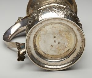 ARGENTIERE INGLESE DEL XIX SECOLO : Tankard in argento cesellato con motivi fitomorfi  in rilievo e dedica incisa sul corpo datata 1857  - Asta Asta 395 | ARTE ANTICA E DEL XIX SECOLO Online - Associazione Nazionale - Case d'Asta italiane