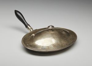 ARGENTIERE INGLESE DEL XVIII SECOLO - Conserva vivande di forma circolare in argento con manico in legno