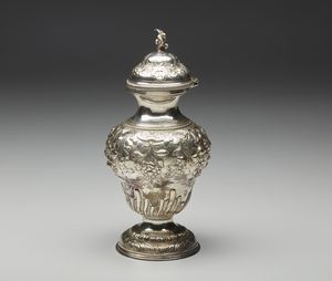 ARGENTIERE INGLESE DEL XIX SECOLO - Scatola da the in argento cesellato con motivi floreali e fitomorfi in rilievo, poggiante su base circolare