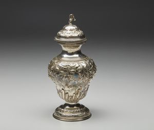 ARGENTIERE INGLESE DEL XIX SECOLO : Scatola da the in argento cesellato con motivi floreali e fitomorfi in rilievo, poggiante su base circolare  - Asta Asta 395 | ARTE ANTICA E DEL XIX SECOLO Online - Associazione Nazionale - Case d'Asta italiane