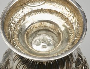 ARGENTIERE INGLESE DEL XIX SECOLO : Scatola da the in argento cesellato con motivi floreali e fitomorfi in rilievo, poggiante su base circolare  - Asta Asta 395 | ARTE ANTICA E DEL XIX SECOLO Online - Associazione Nazionale - Case d'Asta italiane