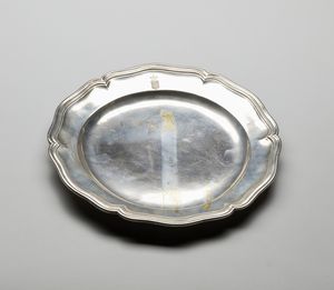 ARGENTIERE NAPOLETANO DEL XVIII SECOLO - Piatto in argento sbalzato di forma circolare con bordo mistilineo, stemma coronato inciso sulla tesa