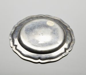 ARGENTIERE NAPOLETANO DEL XVIII SECOLO : Piatto in argento sbalzato di forma circolare con bordo mistilineo, stemma coronato inciso sulla tesa  - Asta Asta 395 | ARTE ANTICA E DEL XIX SECOLO Online - Associazione Nazionale - Case d'Asta italiane