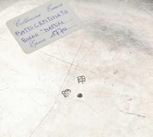 ARGENTIERE NAPOLETANO DEL XVIII SECOLO : Piatto in argento sbalzato di forma circolare con bordo mistilineo, stemma coronato inciso sulla tesa  - Asta Asta 395 | ARTE ANTICA E DEL XIX SECOLO Online - Associazione Nazionale - Case d'Asta italiane
