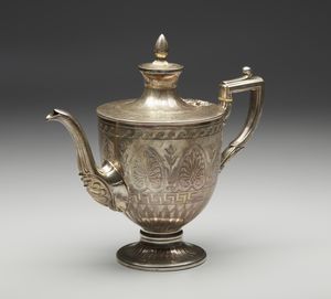 ARGENTIERE INGLESE DEL XIX SECOLO - Teiera in argento cesellato con decorazioni a motivo a palmette e a meandro, poggiante su base circolare