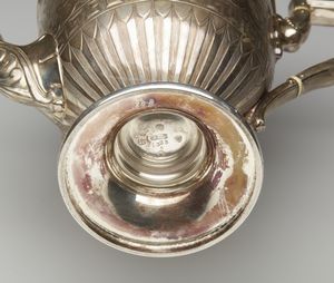 ARGENTIERE INGLESE DEL XIX SECOLO : Teiera in argento cesellato con decorazioni a motivo a palmette e a meandro, poggiante su base circolare  - Asta Asta 395 | ARTE ANTICA E DEL XIX SECOLO Online - Associazione Nazionale - Case d'Asta italiane