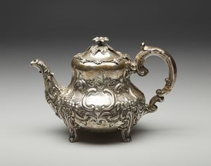 ARGENTIERE INGLESE DEL XIX SECOLO : Teiera in argento sbalzato, corpo piriforme con motivi floreali e fitomorfi a rilievo in stile settecentesco, poggiante su piedi a ricciolo  - Asta Asta 395 | ARTE ANTICA E DEL XIX SECOLO Online - Associazione Nazionale - Case d'Asta italiane