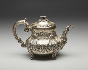 ARGENTIERE INGLESE DEL XIX SECOLO : Teiera in argento sbalzato, corpo piriforme con motivi floreali e fitomorfi a rilievo in stile settecentesco, poggiante su piedi a ricciolo  - Asta Asta 395 | ARTE ANTICA E DEL XIX SECOLO Online - Associazione Nazionale - Case d'Asta italiane