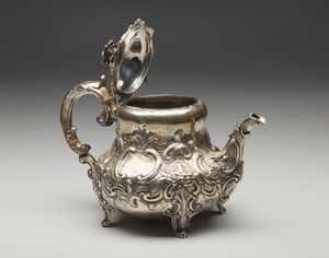 ARGENTIERE INGLESE DEL XIX SECOLO : Teiera in argento sbalzato, corpo piriforme con motivi floreali e fitomorfi a rilievo in stile settecentesco, poggiante su piedi a ricciolo  - Asta Asta 395 | ARTE ANTICA E DEL XIX SECOLO Online - Associazione Nazionale - Case d'Asta italiane