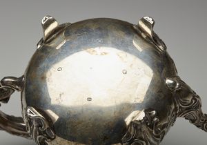 ARGENTIERE INGLESE DEL XIX SECOLO : Teiera in argento sbalzato, corpo piriforme con motivi floreali e fitomorfi a rilievo in stile settecentesco, poggiante su piedi a ricciolo  - Asta Asta 395 | ARTE ANTICA E DEL XIX SECOLO Online - Associazione Nazionale - Case d'Asta italiane