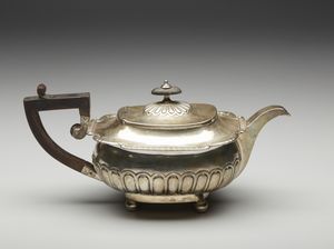 ARGENTIERE INGLESE DEL XIX SECOLO : Teiera in argento con corpo baccellato e manico in legno sagomato  - Asta Asta 395 | ARTE ANTICA E DEL XIX SECOLO Online - Associazione Nazionale - Case d'Asta italiane