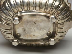 ARGENTIERE INGLESE DEL XIX SECOLO : Teiera in argento con corpo baccellato e manico in legno sagomato  - Asta Asta 395 | ARTE ANTICA E DEL XIX SECOLO Online - Associazione Nazionale - Case d'Asta italiane