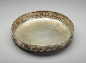 ARGENTIERE ITALIANO DEL XX SECOLO - Centrotavola in argento decorato con motivi di foglie e frutti