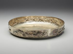 ARGENTIERE ITALIANO DEL XX SECOLO : Centrotavola in argento decorato con motivi di foglie e frutti  - Asta Asta 395 | ARTE ANTICA E DEL XIX SECOLO Online - Associazione Nazionale - Case d'Asta italiane