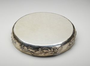 ARGENTIERE ITALIANO DEL XX SECOLO : Centrotavola in argento decorato con motivi di foglie e frutti  - Asta Asta 395 | ARTE ANTICA E DEL XIX SECOLO Online - Associazione Nazionale - Case d'Asta italiane