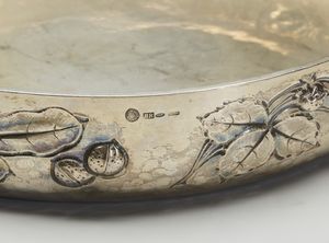 ARGENTIERE ITALIANO DEL XX SECOLO : Centrotavola in argento decorato con motivi di foglie e frutti  - Asta Asta 395 | ARTE ANTICA E DEL XIX SECOLO Online - Associazione Nazionale - Case d'Asta italiane