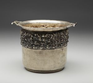 ARGENTIERE ITALIANO DEL XX SECOLO - Rinfrescatoio in argento decorato con fascia di motivi floreali in rilievo