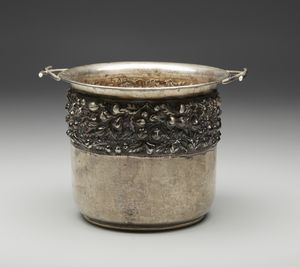 ARGENTIERE ITALIANO DEL XX SECOLO : Rinfrescatoio in argento decorato con fascia di motivi floreali in rilievo  - Asta Asta 395 | ARTE ANTICA E DEL XIX SECOLO Online - Associazione Nazionale - Case d'Asta italiane