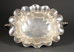 ARGENTIERE ITALIANO DEL XX SECOLO : Alzata centrotavola in argento con bordo mistilineo e decorazioni vegetali a rilievo, manici in forma di delfini, poggiante su base ovale  - Asta Asta 395 | ARTE ANTICA E DEL XIX SECOLO Online - Associazione Nazionale - Case d'Asta italiane