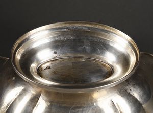 ARGENTIERE ITALIANO DEL XX SECOLO : Alzata centrotavola in argento con bordo mistilineo e decorazioni vegetali a rilievo, manici in forma di delfini, poggiante su base ovale  - Asta Asta 395 | ARTE ANTICA E DEL XIX SECOLO Online - Associazione Nazionale - Case d'Asta italiane