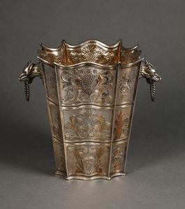 ARGENTIERE ITALIANO DEL XX SECOLO - Rinfrescatoio in argento di forma svasata e sezione quadrata mistilinea, decorato a motivi fitomorfi e con protomi in forma di teste di lupo