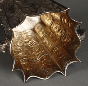 ARGENTIERE ITALIANO DEL XX SECOLO : Rinfrescatoio in argento di forma svasata e sezione quadrata mistilinea, decorato a motivi fitomorfi e con protomi in forma di teste di lupo  - Asta Asta 395 | ARTE ANTICA E DEL XIX SECOLO Online - Associazione Nazionale - Case d'Asta italiane