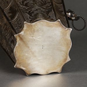 ARGENTIERE ITALIANO DEL XX SECOLO : Rinfrescatoio in argento di forma svasata e sezione quadrata mistilinea, decorato a motivi fitomorfi e con protomi in forma di teste di lupo  - Asta Asta 395 | ARTE ANTICA E DEL XIX SECOLO Online - Associazione Nazionale - Case d'Asta italiane