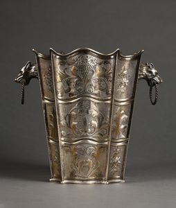ARGENTIERE ITALIANO DEL XX SECOLO : Rinfrescatoio in argento di forma svasata e sezione quadrata mistilinea, decorato a motivi fitomorfi e con protomi in forma di teste di lupo  - Asta Asta 395 | ARTE ANTICA E DEL XIX SECOLO Online - Associazione Nazionale - Case d'Asta italiane