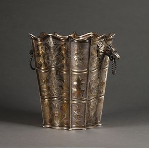 ARGENTIERE ITALIANO DEL XX SECOLO : Rinfrescatoio in argento di forma svasata e sezione quadrata mistilinea, decorato a motivi fitomorfi e con protomi in forma di teste di lupo  - Asta Asta 395 | ARTE ANTICA E DEL XIX SECOLO Online - Associazione Nazionale - Case d'Asta italiane