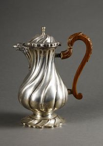 ARGENTIERE ITALIANO DEL XX SECOLO - Caffettiera in argento con corpo piriforme decorato da nervature a torchon e beccuccio a testa d'aquila, manico in legno