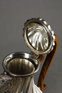 ARGENTIERE ITALIANO DEL XX SECOLO : Caffettiera in argento con corpo piriforme decorato da nervature a torchon e beccuccio a testa d'aquila, manico in legno  - Asta Asta 395 | ARTE ANTICA E DEL XIX SECOLO Online - Associazione Nazionale - Case d'Asta italiane