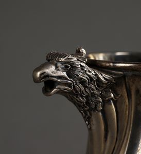 ARGENTIERE ITALIANO DEL XX SECOLO : Caffettiera in argento con corpo piriforme decorato da nervature a torchon e beccuccio a testa d'aquila, manico in legno  - Asta Asta 395 | ARTE ANTICA E DEL XIX SECOLO Online - Associazione Nazionale - Case d'Asta italiane