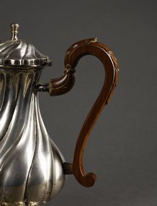 ARGENTIERE ITALIANO DEL XX SECOLO : Caffettiera in argento con corpo piriforme decorato da nervature a torchon e beccuccio a testa d'aquila, manico in legno  - Asta Asta 395 | ARTE ANTICA E DEL XIX SECOLO Online - Associazione Nazionale - Case d'Asta italiane