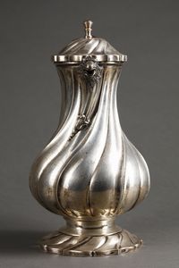 ARGENTIERE ITALIANO DEL XX SECOLO : Caffettiera in argento con corpo piriforme decorato da nervature a torchon e beccuccio a testa d'aquila, manico in legno  - Asta Asta 395 | ARTE ANTICA E DEL XIX SECOLO Online - Associazione Nazionale - Case d'Asta italiane