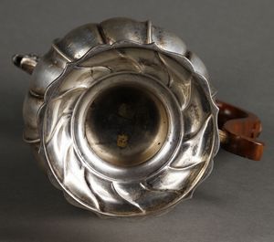ARGENTIERE ITALIANO DEL XX SECOLO : Caffettiera in argento con corpo piriforme decorato da nervature a torchon e beccuccio a testa d'aquila, manico in legno  - Asta Asta 395 | ARTE ANTICA E DEL XIX SECOLO Online - Associazione Nazionale - Case d'Asta italiane