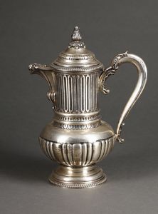 ARGENTIERE ITALIANO DEL XX SECOLO - Caffettiera in argento con corpo decorato a nervature verticali e baccellato, beccuccio, manico e coperchio con elementi fitomorfi, poggiante su base circolare