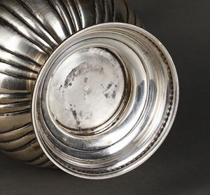 ARGENTIERE ITALIANO DEL XX SECOLO : Caffettiera in argento con corpo decorato a nervature verticali e baccellato, beccuccio, manico e coperchio con elementi fitomorfi, poggiante su base circolare  - Asta Asta 395 | ARTE ANTICA E DEL XIX SECOLO Online - Associazione Nazionale - Case d'Asta italiane