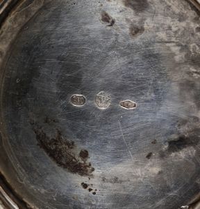 ARGENTIERE ITALIANO DEL XX SECOLO : Caffettiera in argento con corpo decorato a nervature verticali e baccellato, beccuccio, manico e coperchio con elementi fitomorfi, poggiante su base circolare  - Asta Asta 395 | ARTE ANTICA E DEL XIX SECOLO Online - Associazione Nazionale - Case d'Asta italiane