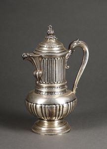 ARGENTIERE ITALIANO DEL XX SECOLO : Caffettiera in argento con corpo decorato a nervature verticali e baccellato, beccuccio, manico e coperchio con elementi fitomorfi, poggiante su base circolare  - Asta Asta 395 | ARTE ANTICA E DEL XIX SECOLO Online - Associazione Nazionale - Case d'Asta italiane
