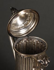 ARGENTIERE ITALIANO DEL XX SECOLO : Caffettiera in argento con corpo decorato a nervature verticali e baccellato, beccuccio, manico e coperchio con elementi fitomorfi, poggiante su base circolare  - Asta Asta 395 | ARTE ANTICA E DEL XIX SECOLO Online - Associazione Nazionale - Case d'Asta italiane