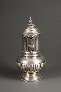 ARGENTIERE ITALIANO DEL XX SECOLO : Caffettiera in argento con corpo decorato a nervature verticali e baccellato, beccuccio, manico e coperchio con elementi fitomorfi, poggiante su base circolare  - Asta Asta 395 | ARTE ANTICA E DEL XIX SECOLO Online - Associazione Nazionale - Case d'Asta italiane