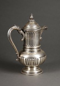 ARGENTIERE ITALIANO DEL XX SECOLO : Caffettiera in argento con corpo decorato a nervature verticali e baccellato, beccuccio, manico e coperchio con elementi fitomorfi, poggiante su base circolare  - Asta Asta 395 | ARTE ANTICA E DEL XIX SECOLO Online - Associazione Nazionale - Case d'Asta italiane